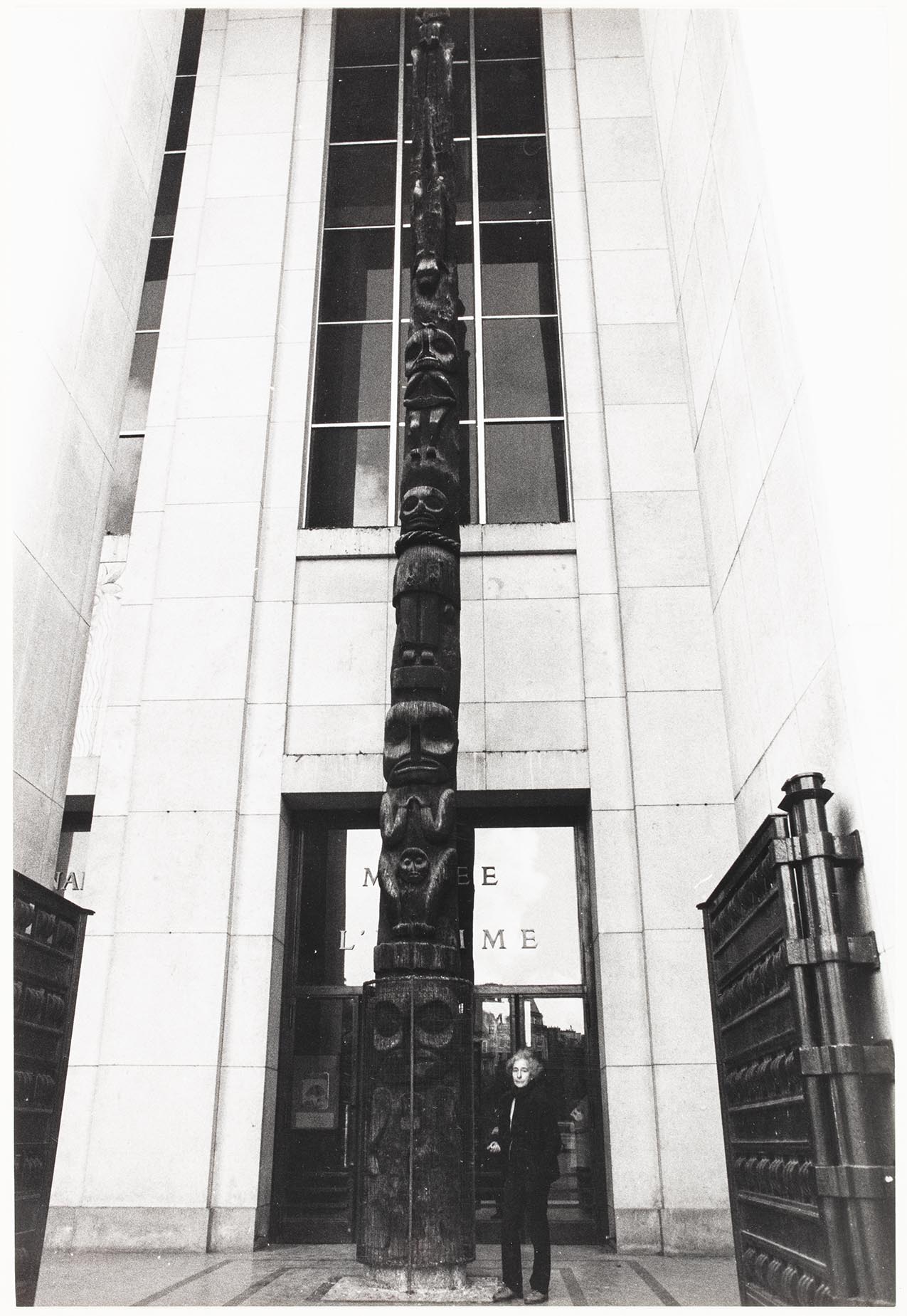 Totem utanför etnografiska museet i Paris