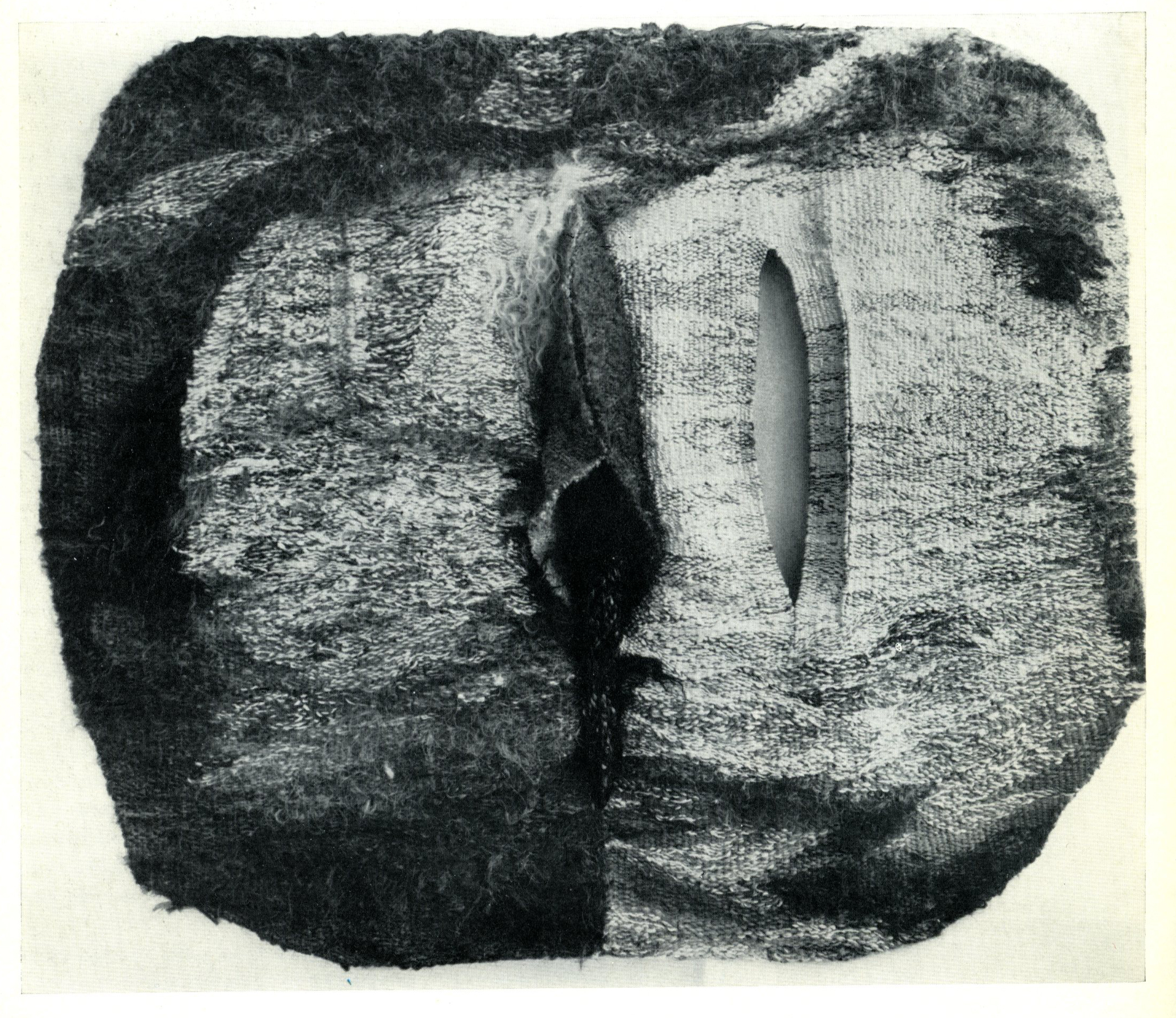Det var under 60-talet som Abakanowicz slog igenom stort på den internationella konstscenen, som pionjär inom textilt nytänkande. Mellan år 1960 (då hon har sin separata debut på Galerie Kordegarda i Warszawa) -69 tar hennes kariär fart med en mängd separata utställningar. Hon var en av de absolut första inom textil genren som tog steget fullt ut och började tänka skulpturalt och monumentalt. Den textila konsten flyttar nu ut från väggen och ut i rumsliga miljöer. Hennes textile enviroments byggs på plats. I gamla Södertäljekonsthall byggde hon med hjälp av tågvirke, rep och sisal. Eller som Erika Billeter beskriver det (citat ur en artikel i konsthallens utställningskatalog 1970) ”Hennes arbeten förhåller sig inte annorlunda till rummet än ett plastiskt konstverk. Den textila reliefen motsvarar skulpturen i rummet. De väldiga textilobjekt som Magdalena Abakanowicz hänger upp i rummen, har sin motsvarighet inom nutida skulptur. De har samma plastiska och rumsliga kvalitet. De skiljer sig från andra skulpturer bara genom materialet. Jag kallar dem skulpturer av textilt material. Dagens konsthistoriska lexika har ännu ingen beteckning för dessa verk, och själv har Magdalena Abakanowicz inte funnit någon adekvat formulering. Därför kallar hon dem ”Abakan” och menar därmed blott att de är hennes arbeten.”. De utställda verken på konsthallen bar namn som Stor svart Abakan/Abakan big black, Öppen Abakan/Abakan ouvert, Rund Abakan/Abakan rond. Konstnärinnan var själv på plats under tre veckor för att bygga sin utställning. Konsthallschefen Eje Högestedt skriver i ett brev till Kulturministeriet i Warszawa 13 januari 1970 ”This exibition will be built specially for the rooms in our konsthall of the town, Södertälje Konsthall. That means that Prof. Magdalena Abakanowicz has to be here herself to build it during three weeks from the 15th of february. The town has invited her to come here and to build the exhibition. She has accepted and we ask you kindly to help her with all papers and formalities necessary to go to Sweden.”. Efter vernissagen kvarstod en öppen del som konstnären fortsatte att forma under utställningens gång. Man bad också konstnärinnan om hjälp med korrespondens och översättningar under hennes vistelse. Det arkivmaterial konsthallen har kring denna utställning är ganska omfattande och består av brev, recensioner och katalogtexter. Med väven som bas bär skulpturerna på dimensionen av stark sensibel närvaro. Möjligheten att se, delta och röra. En inbjudan till publiken att träda in och omslutas av deras monumentalitet. Hon väver i material som sisel och hampa. Knutar, rep, bindningar, garnklumpar och bitar fogade till varandra ger en kraftfull textur. Magdalena Abakanowicz beskrivs med orden : ”Hon talar lugnt om sin besatthet-att hjälpa formerna arbeta sig fram av ett inre tvång.”. Hon berättar om sin konstnärliga intention ”Det som är av vikt för mig det är att få åskådaren att komma nära, genom att vidröra den, ett mål i mitt arbete är att jag vill att åskådaren tränger in i vävnadens fördjupningar ända in i det innersta där man kan gömma sig.”. Källor: citat ur utställningskatalogen och brev, div. arkivmaterial, sammanställt av Anneli Karlsson.